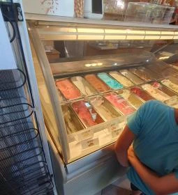 Vági Józsi cukrászda