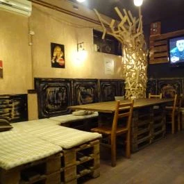 Zsíros Kenyér Pub & Gastro Yard, Budaörs - Belső