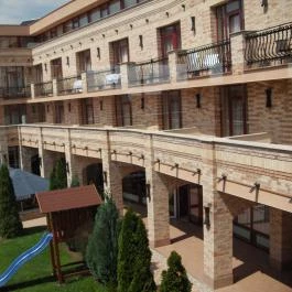 Hotel Kapitány Superior Wellness Sümeg - Medence/kert