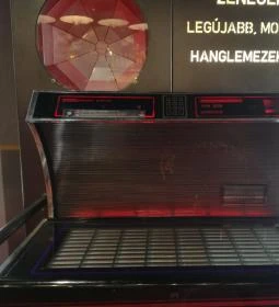 Retro Múzeum Bisztró