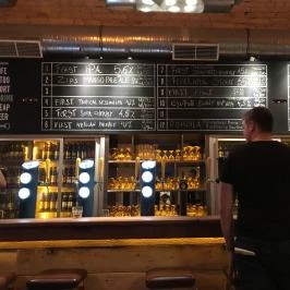 FIRST Craft Beer & BBQ Budapest - Belső