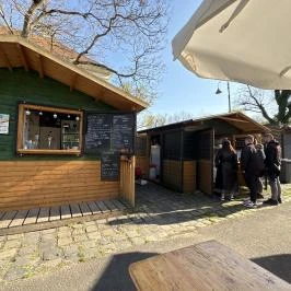 B2 büfé, Esztergom - Külső kép