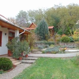 A Levendulás Apartman Noszvaj - Medence/kert