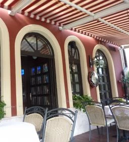 Teátrum Étterem és Panzió