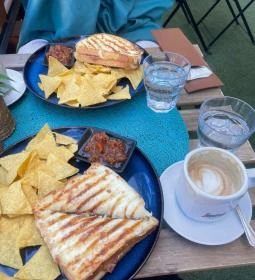 Pepe & Milán croissant & espresso bar