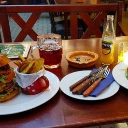 Cirmi Kézműves Gasztrokocsma Szeged - Étel/ital