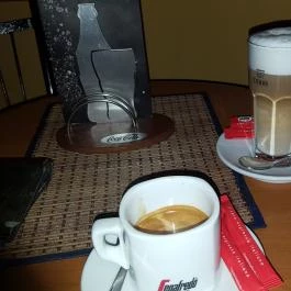 Gramofon Café, Zirc - Étel/ital