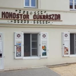 Monostor Cukrászda Zirc - Külső kép