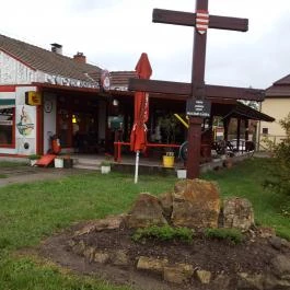 V8 Vendéglő, Cece - Külső kép