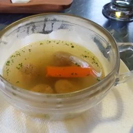 V8 Vendéglő, Cece - Étel/ital