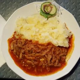 V8 Vendéglő, Cece - Étel/ital