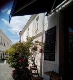 LYR Speciality Coffee & Food 100% Vegan