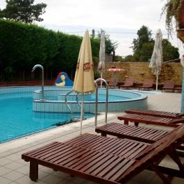 Szárcsa Hotel Székesfehérvár - Medence/kert
