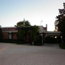 Grill & Cocktails Tata Tata - Külső kép