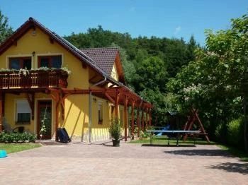 Nefelejcs Fagyizó & Apartmanház Kistolmács