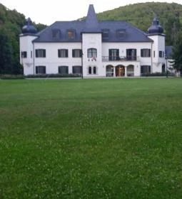 Újhuta Kastélyszálló