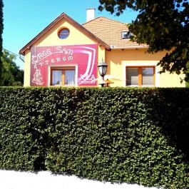 Öreg Sam Sörkert & Étterem, Szombathely - Külső kép