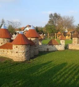 Várpark és Skanzen