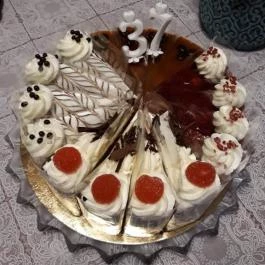 Tácsik Pékség & Fagyizó Pilisvörösvár - Étel/ital