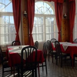 Kisinóc Sörkert & Étterem, Kóspallag - Belső