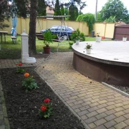 Margaréta Apartmanház Gyula - Medence/kert