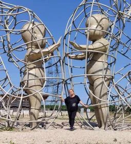 Love by Milov - Szeretet szobor