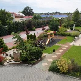 Hotel Kiss, Tata - Medence/kert