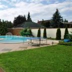 Hotel Kiss Tata - Medence/kert