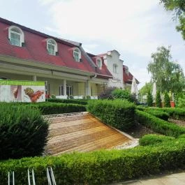 Hotel Kiss, Tata - Medence/kert