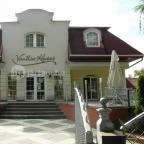 Hotel Kiss Tata - Külső kép