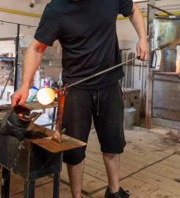 Parádsasvári üvegmanufaktúra