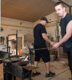 Parádsasvári üvegmanufaktúra