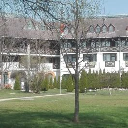 Hunguest Hotel Flóra Eger - Medence/kert