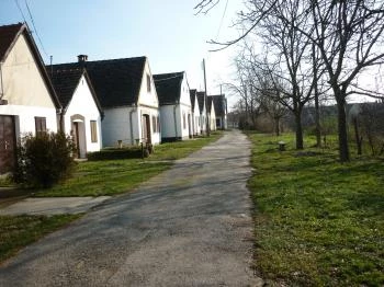 Judit Étterem, Borozó & Panzió Hajós