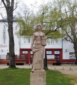 29. legjobb látnivaló: Nő lanttal szobor