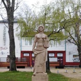 Nő lanttal szobor Balatonszárszó - 
