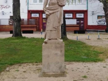 Nő lanttal szobor Balatonszárszó