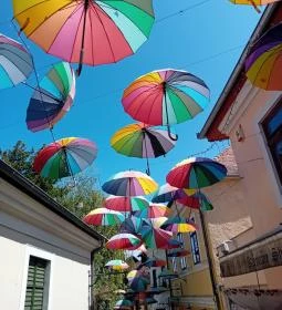 Színes esernyők