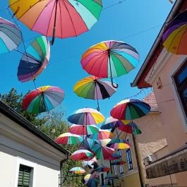 Színes esernyők Szentendre - Külső kép