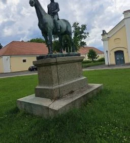 Báró Wenckheim Béla lovasszobra