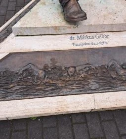Dr. Márkus Gábor szobra