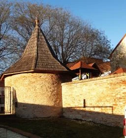 Erődfal és sarokbástya