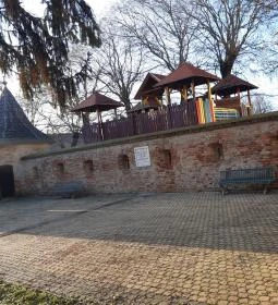 Erődfal és sarokbástya