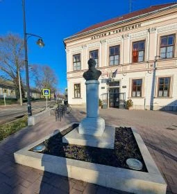 Kossuth Lajos mellszobra