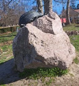 Krumplibogár szobor