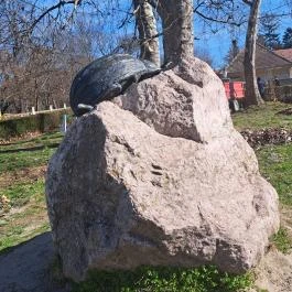 Krumplibogár szobor Hédervár - Egyéb