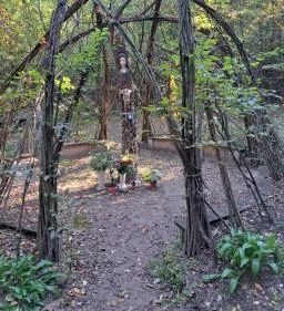 Lourdesi barlang - Gyümölcsoltó Boldogasszony pihenőhely