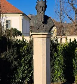 Luxemburgi Zsigmond mellszobor