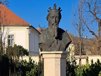 Luxemburgi Zsigmond mellszobor Hatvan