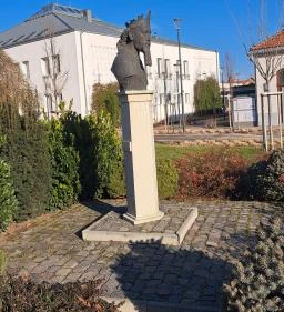 Luxemburgi Zsigmond mellszobor